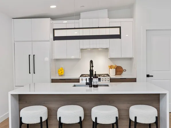 118 Spring St Unit 3, Cambridge, MA 02141