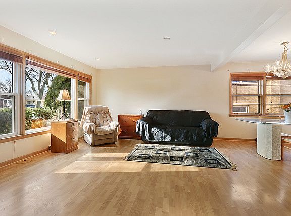 2nd image of 401 Carey Ct