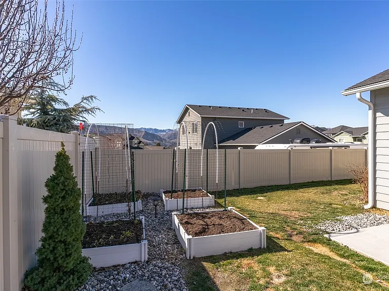 346 NE Roth St — Photo 16
