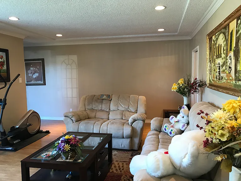 4638 Blackthorne Ave — Photo 12