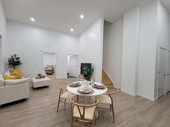 3 bed, 1000 sqft, $3,099 — Photo 4