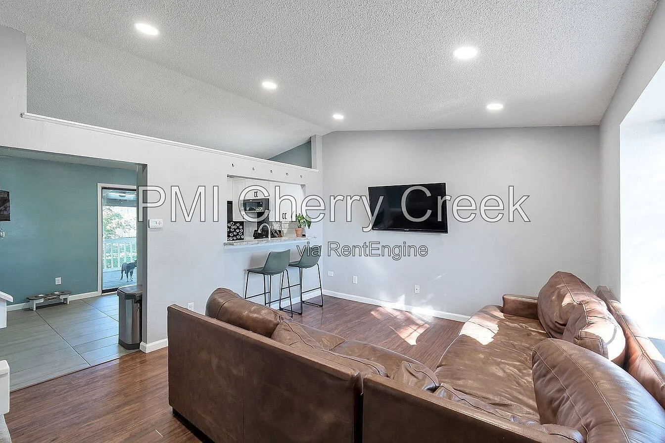 3 bed, 2.0 bath, 1225 sqft, $3,200 — Photo 2