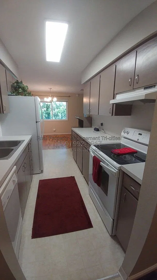 3 bed, 1.5 bath, 1620 sqft, $1,895 — Photo 2