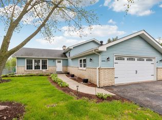 204 Oakleaf Rd, Lake In The Hills, IL 60156