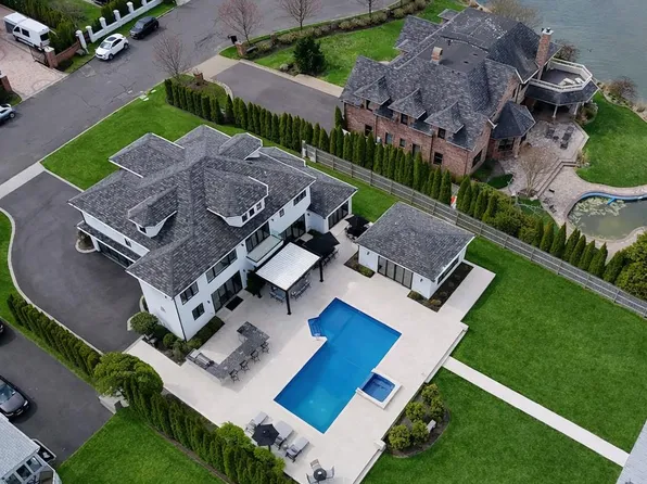 31 Shoal Drive, West Islip, NY 11795