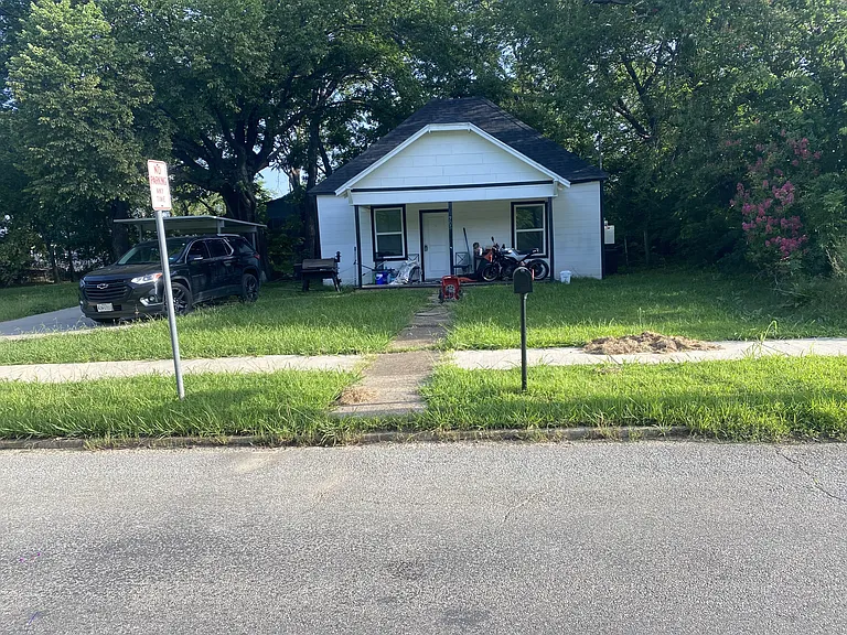 705 E Jones St — Photo 1
