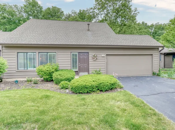42 Lakewood Cir, Saint Charles, IL 60174