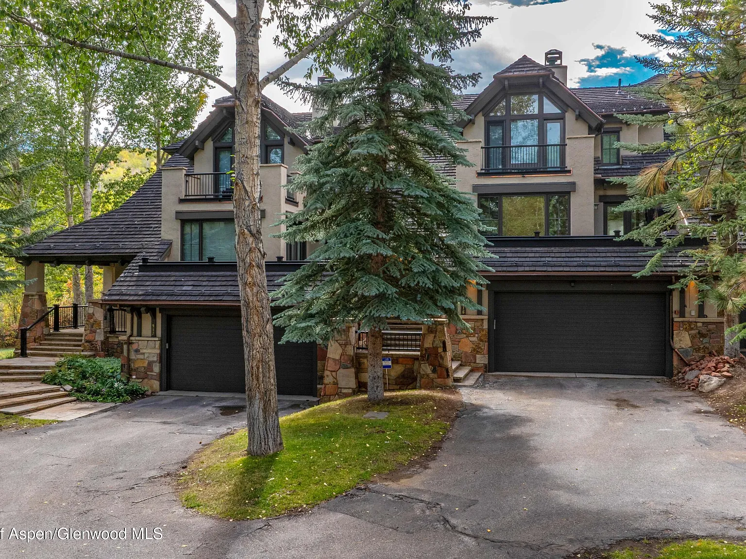 4 bed, 4.5 bath, 3631 sqft, $60,000 — Photo 2