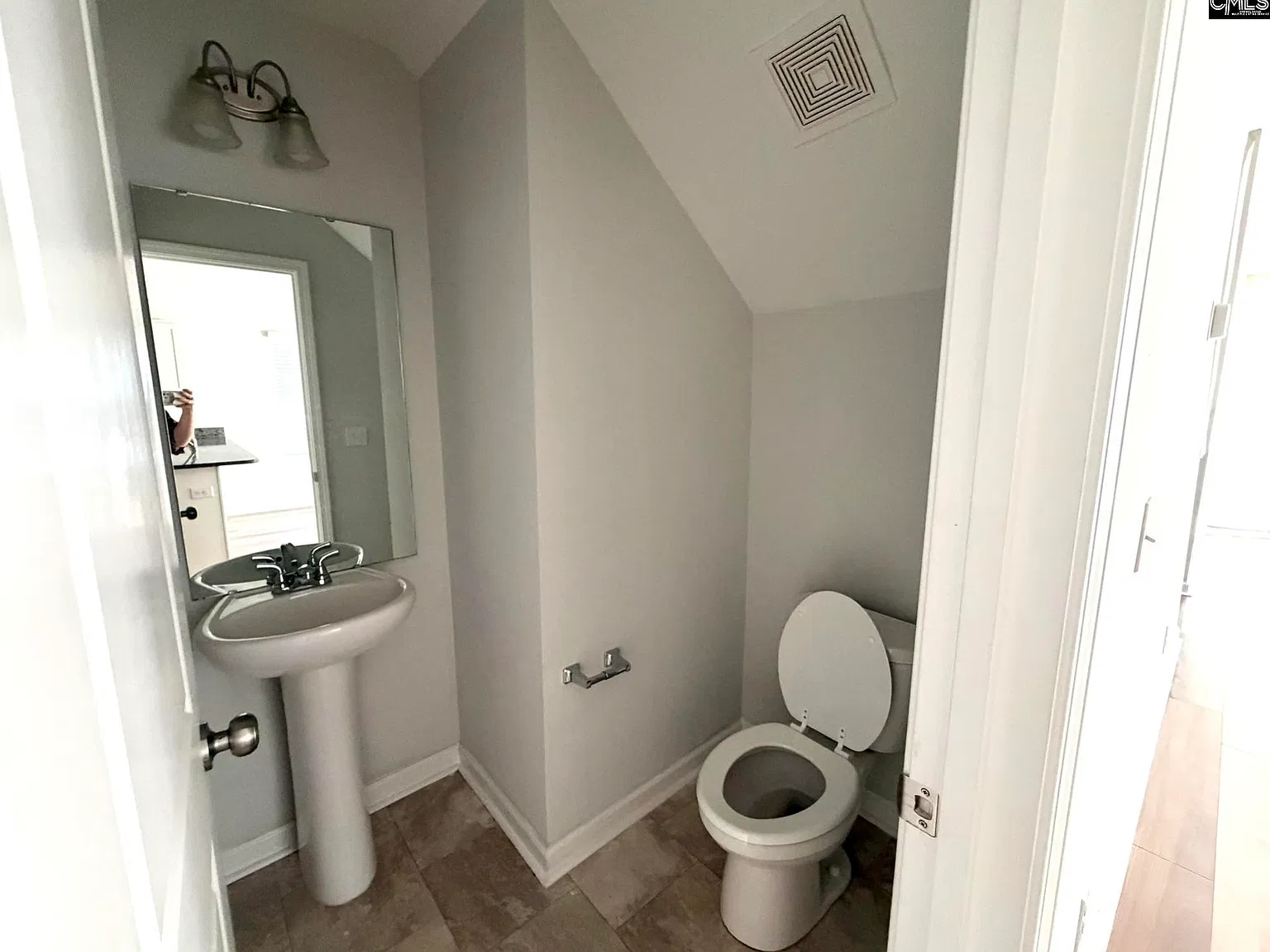 3 bed, 1726 sqft, $2,025 — Photo 2