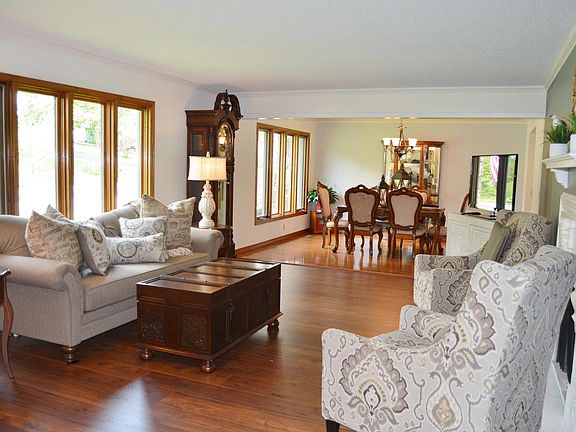 3rd image of 7 Dogwood Ln