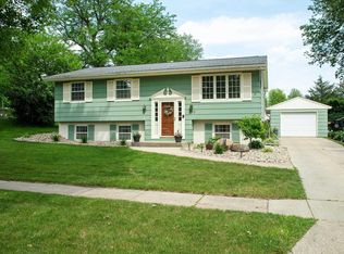 320 9th St NE, Waverly, IA 50677