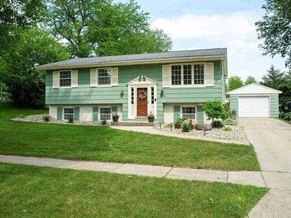 320 9th St NE, Waverly, IA 50677
