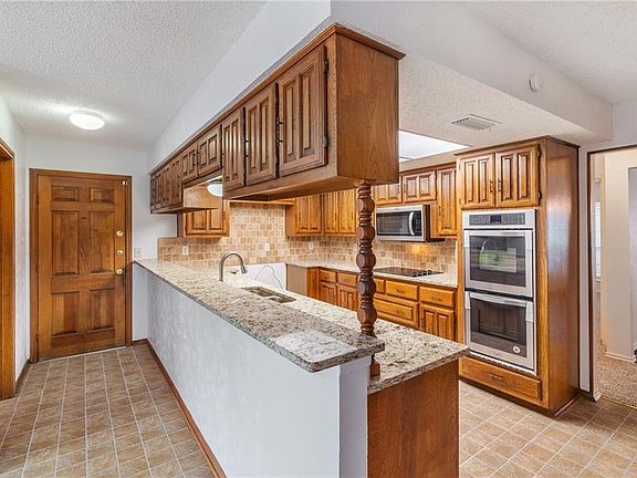 4th image of 611 Oxford Dr