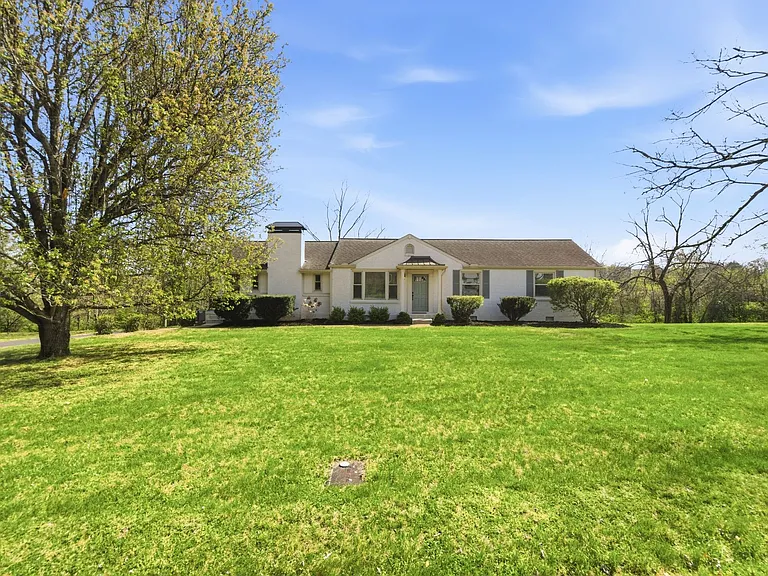 409 Barbara Dr — Photo 2