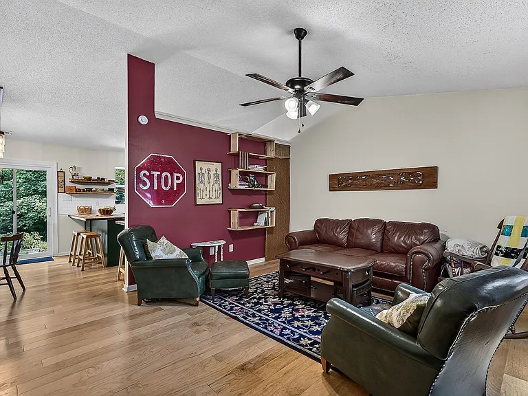 130 Falcon Crest Rd — Photo 4