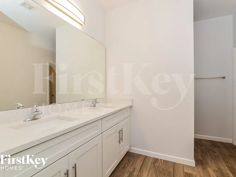 1050 E Lombardy Dr — Photo 8