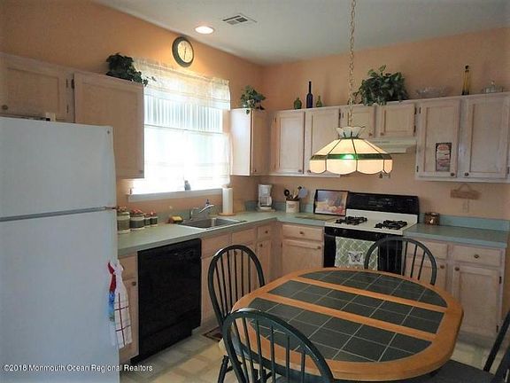 Lovely Eat in Kitchen