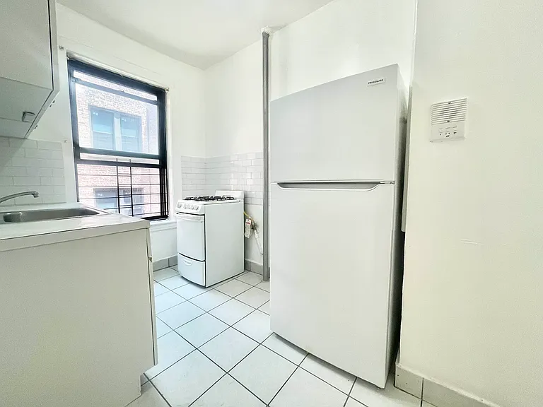674 47th St #3J — Photo 5