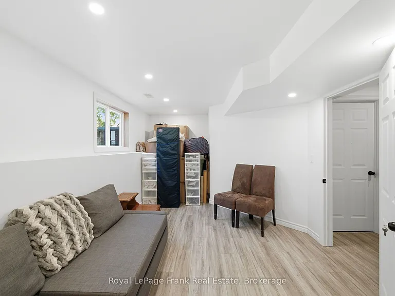 26 Fallingbrook Cres — Photo 32
