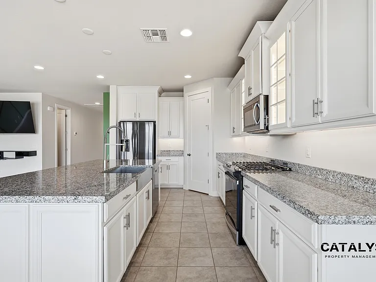 6926 W Winston Dr — Photo 17