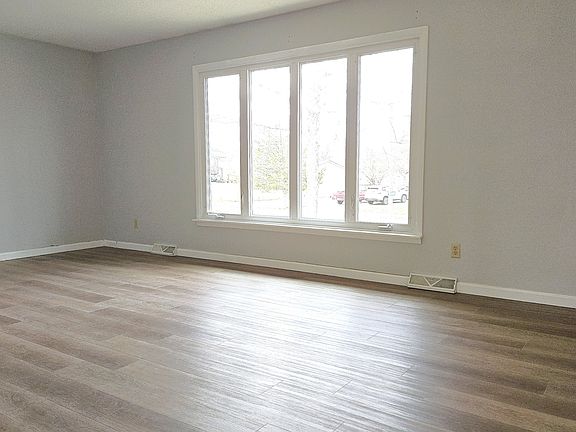 3rd image of 204 Saxon Dr