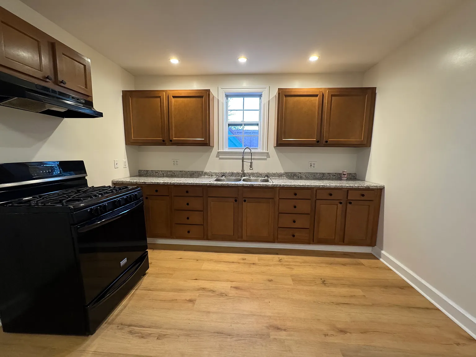 1828 Ekin Ave — Photo 2
