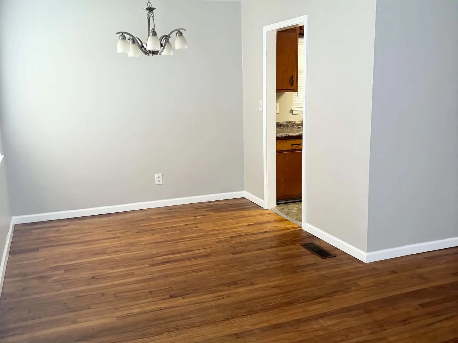 3 bed, 1298 sqft, $1,300 — Photo 4
