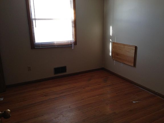 4th image of 1690 Hyacinth Ave E