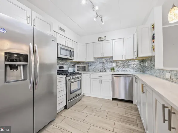 8920 Krewstown Rd Unit 215, Philadelphia, PA 19115