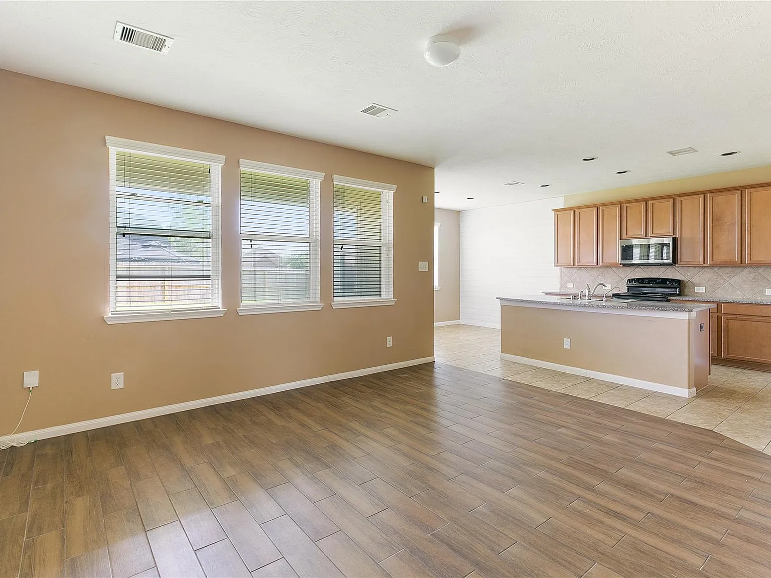 3 bed, 2.5 bath, 2310 sqft, $2,350 — Photo 4