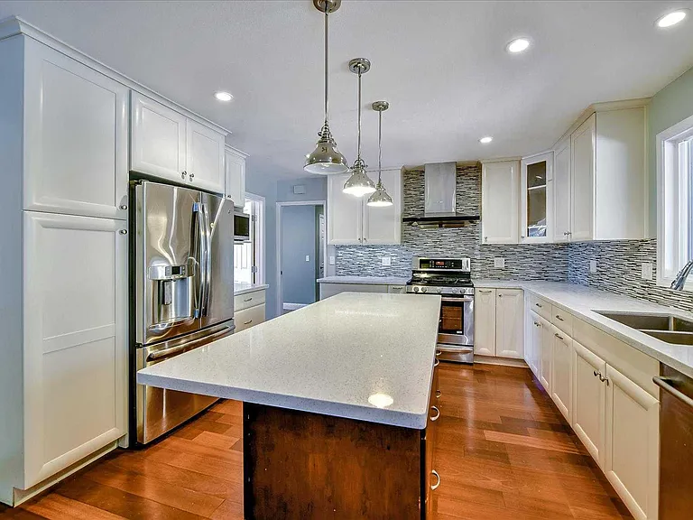 300 Salsbury Dr — Photo 5