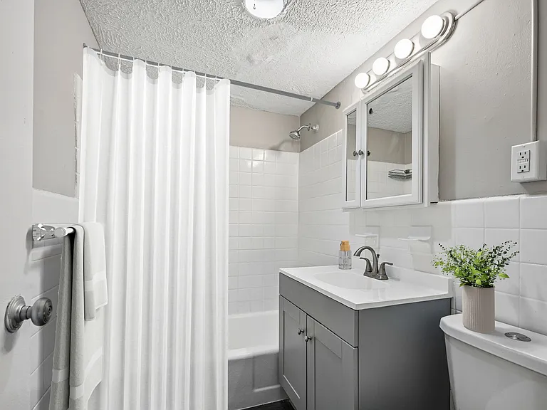 Bryn Mawr Apartments — Photo 6