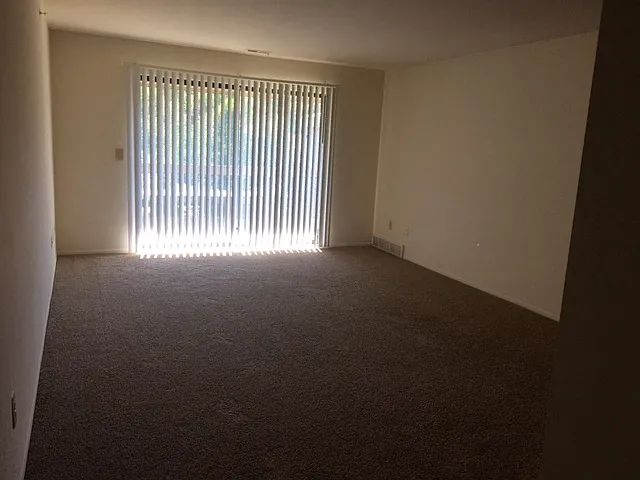 Lakeside Village Apartments — Photo 165