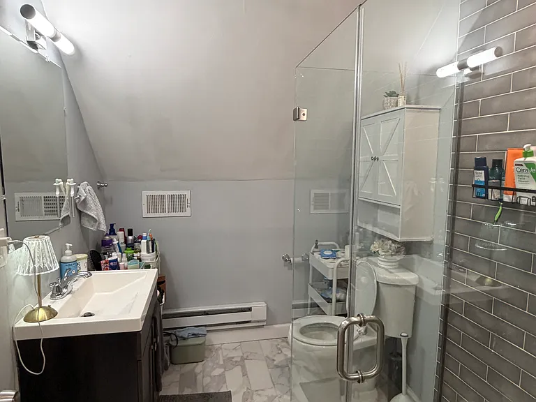 562 E 7th St #2 — Photo 19
