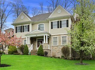 33 Brookview Dr, Carmel, NY 10512