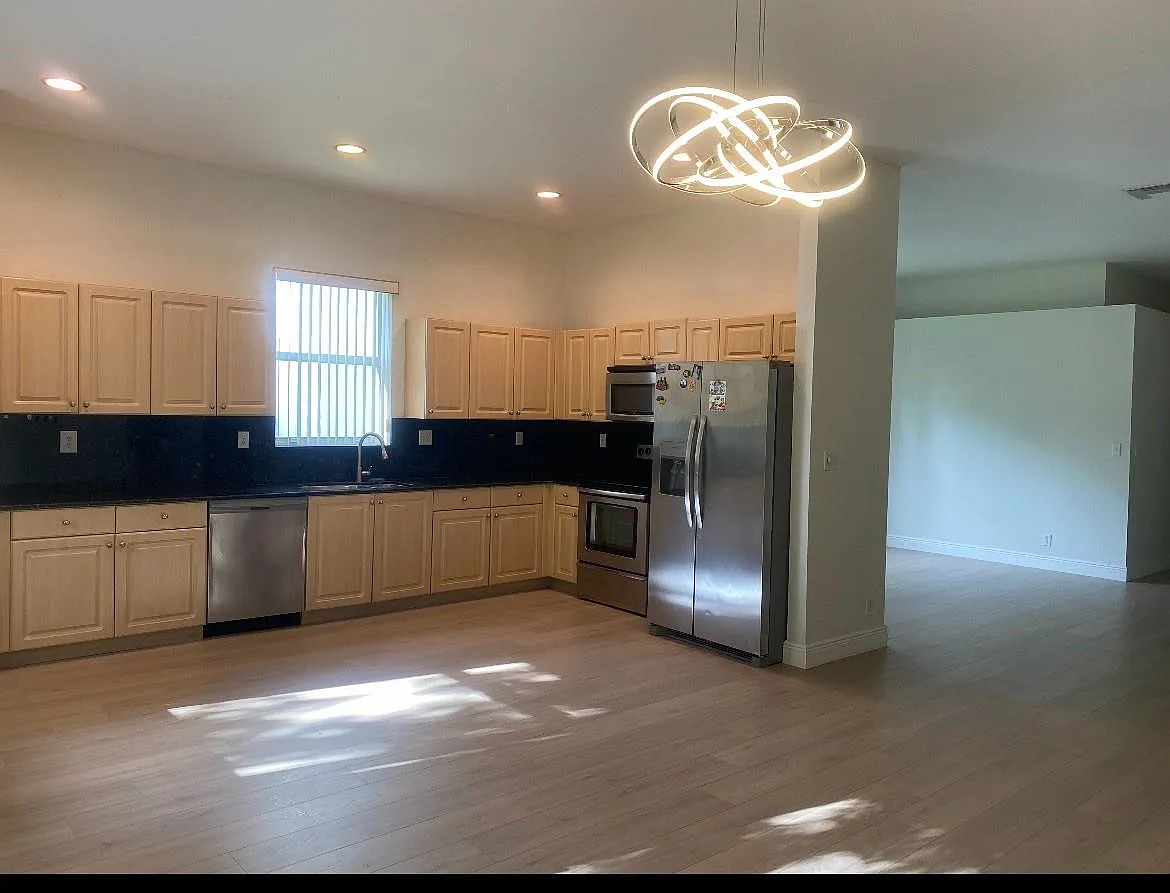 3 bed, 2.0 bath, 1848 sqft, $3,900 — Photo 4