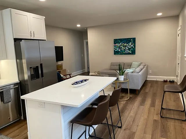 2 bed, 900 sqft, $2,300 — Photo 2