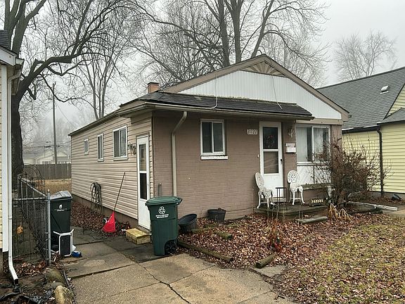 3rd image of 21722 Elizabeth St