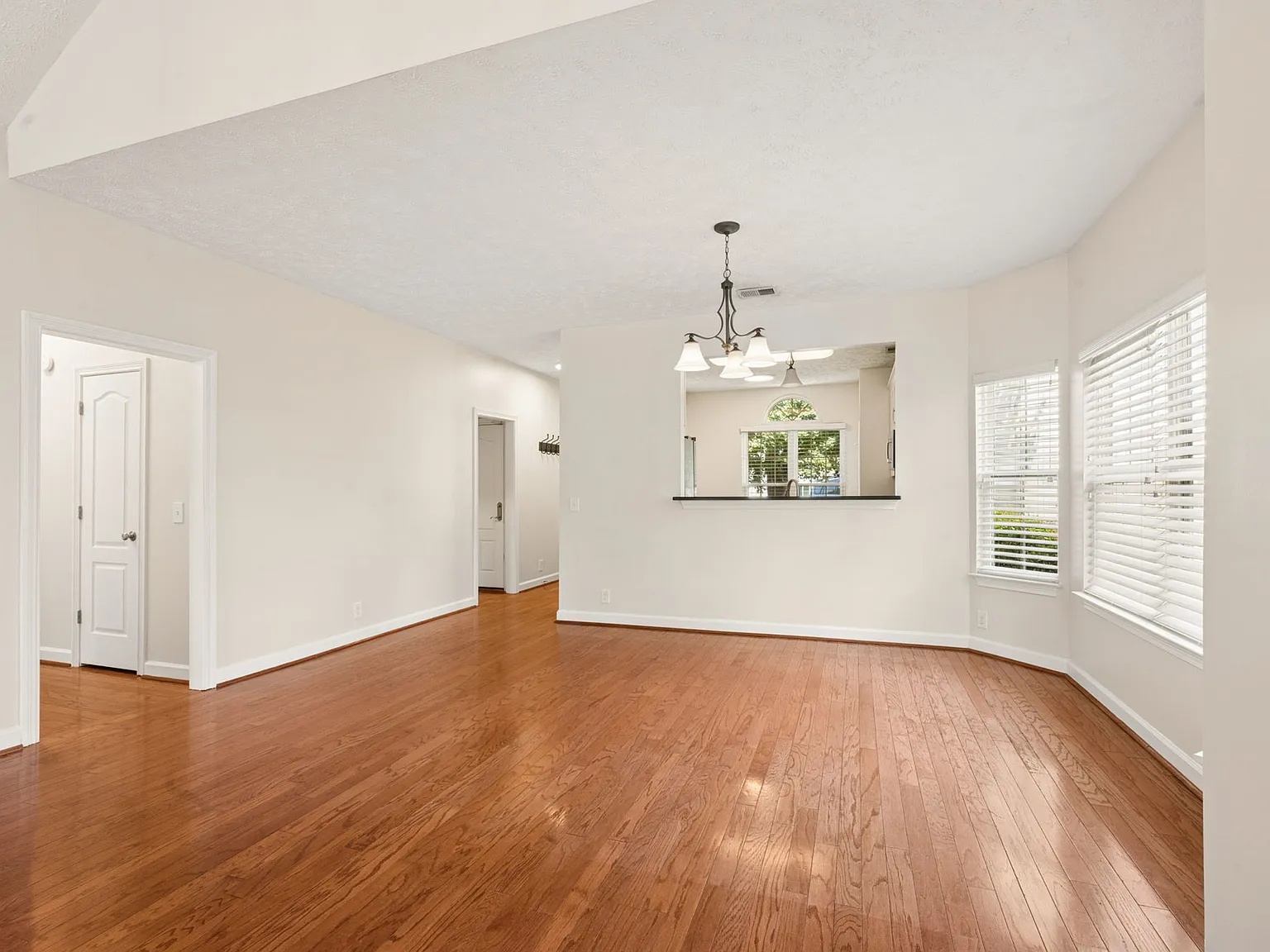 3 bed, 2.5 bath, 2358 sqft, $3,295 — Photo 4