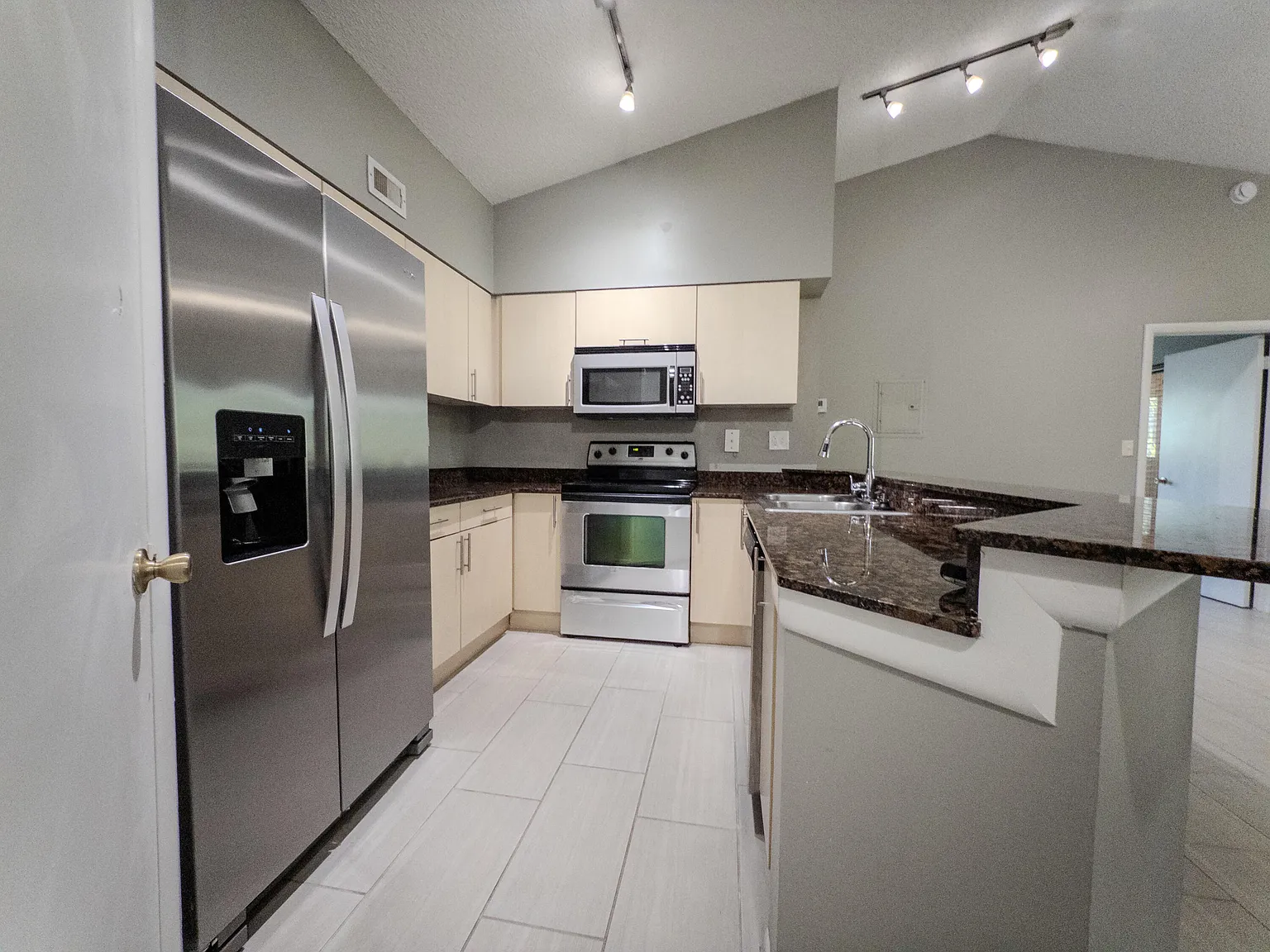 2 bed, 2.0 bath, 858 sqft, $2,249 — Photo 2