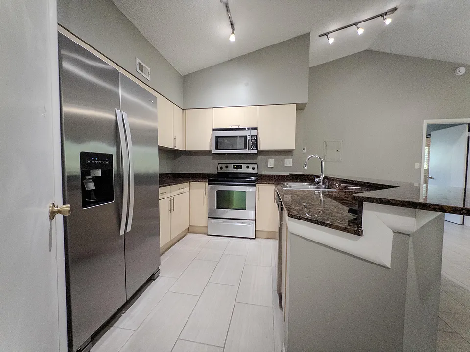 2550 SW 18th Ter #1606