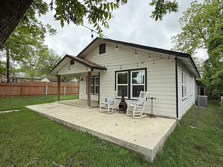1428 Lee St — Photo 1