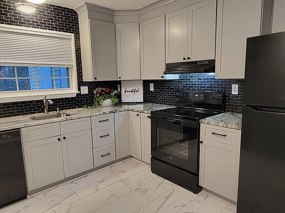 Beautiful, fully renovated (2022) kitchen/appliances