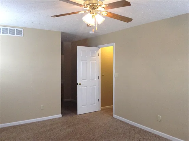 6335 Glenmont Dr — Photo 8