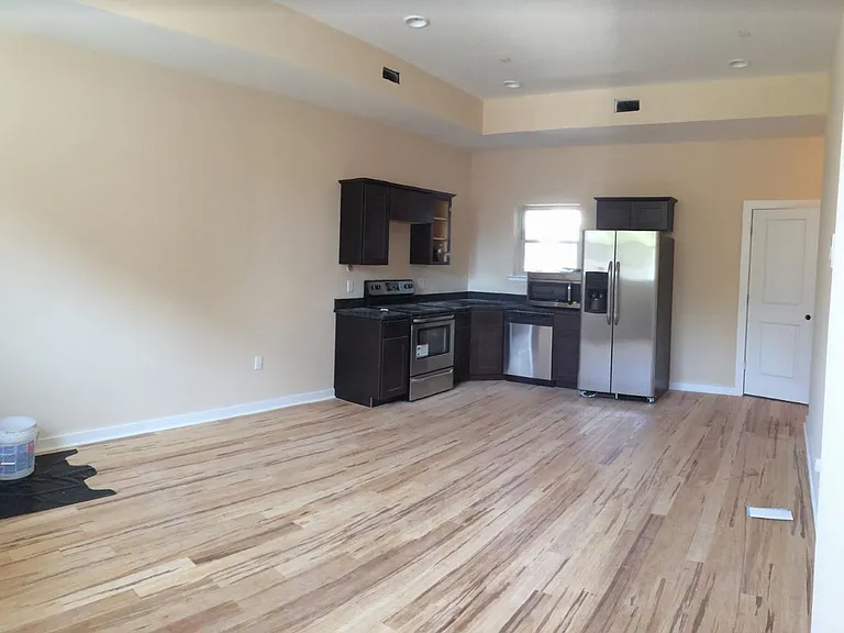 1411 W Thompson St — Photo 13