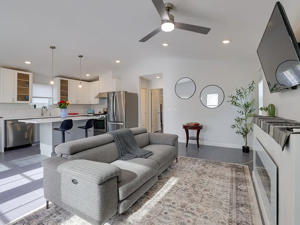 1618 N Laurel Ave #ID1697170P