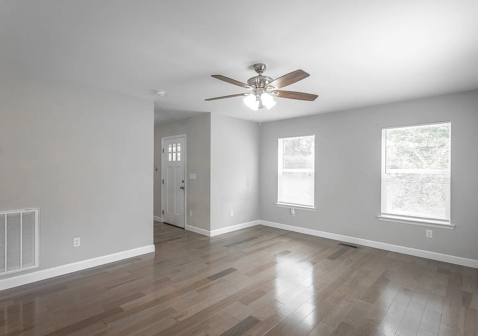 3 Bedroom Home Near Northshore and Red Bank | Back Deck & Spacious Yard — Photo 2