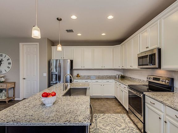 5th image of 205 W Hackberry Ave