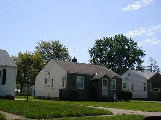 745 E 258th St photo 1