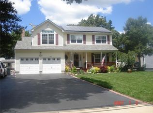 323 Mohawk Pl, Holbrook, NY 11741